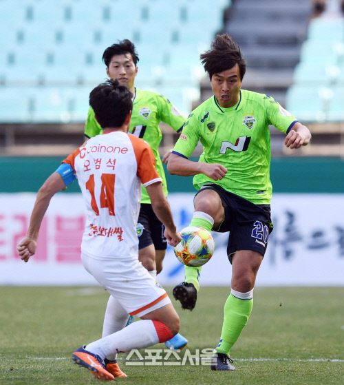 [포토] 이동국 '가볍게 상대를 피해서'