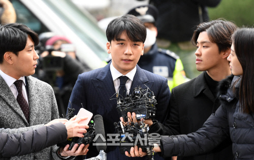 '승리 단톡방' 윤 총경, 사건 알아보려 부하 경찰에 전화