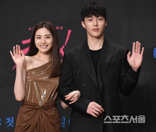 [포토] 나나-장기용, 다정하게 팔짱 끼고~!