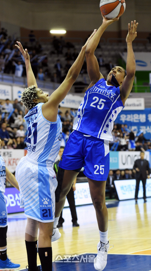 [포토] 빌링스 '수비를 피해 과감한 슛'