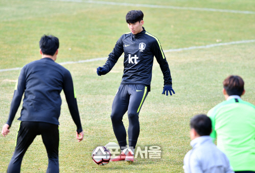 손흥민 \'내 볼 뺏어봐!\'[포토]