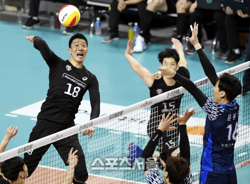 [포토] 현대캐피탈 신영석, 혼신의 스파이크~!