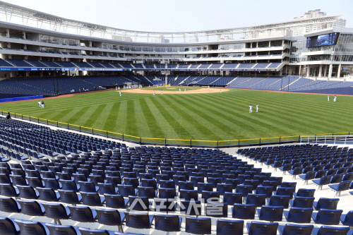 [포토] 새 구장 '창원NC파크'에서 몸 푸는 선수들
