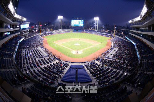 [포토] 개장 후 첫 경기 열리는 창원NC파크