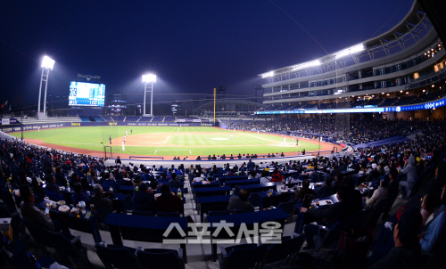 [포토] 창원NC파크 찾은 야구팬 '야구야, 반갑다'