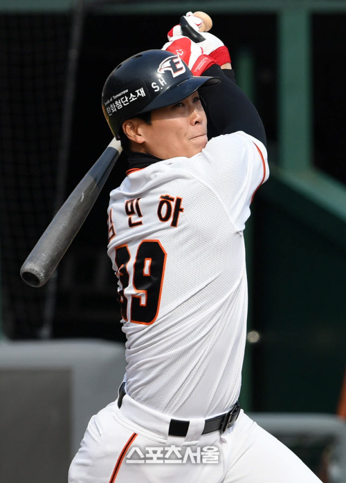 한화 김민하, 박진우 상대 솔로포…창원NC파크 첫 홈런 주인공