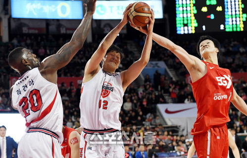 [포토] 모비스 함지훈, 두손으로...꽉!