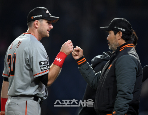 [포토] 한용덕 감독 \'호잉 잘 했어\'