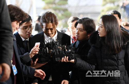 '성관계 몰카' 정준영, 구속영장 심사…구치소서 1박2일 찍을까?