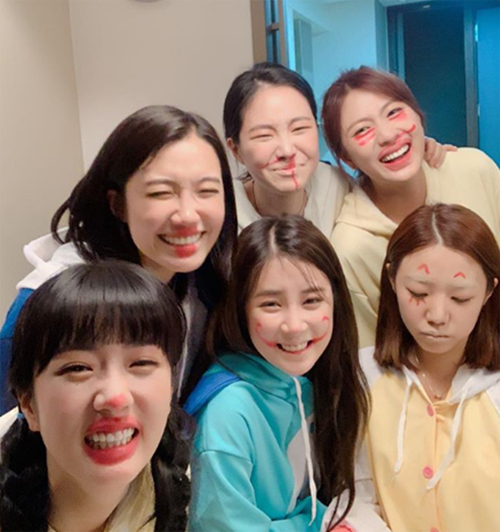 '얼굴에 낙서+배시시' 에이핑크, 망가져도 예쁜 6人[★SNS]