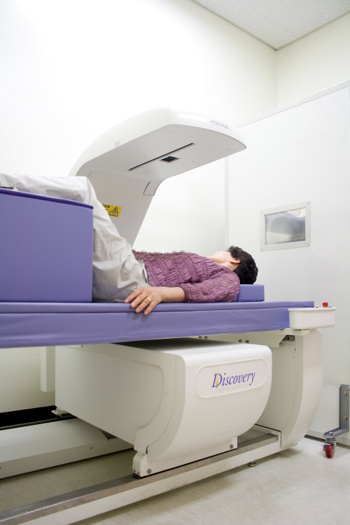 골다공증 검사_출처 힘찬병원