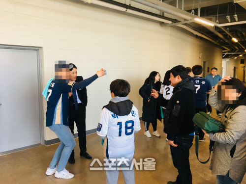 창원NC파크에 뜬 '승짱', 몰려드는 야구팬에 즉석 팬미팅 열었다