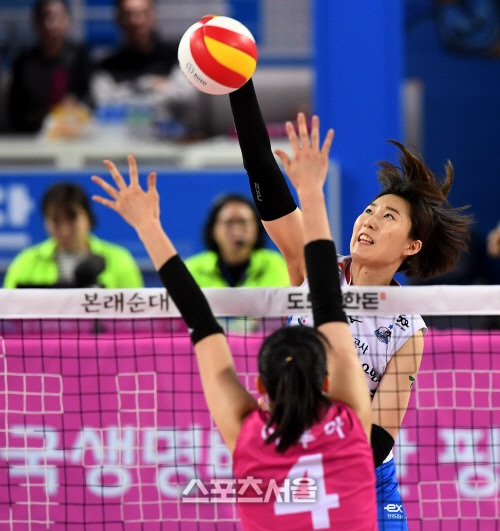 [포토] 도로공사 박정아, 역전을 향한...스파이크!