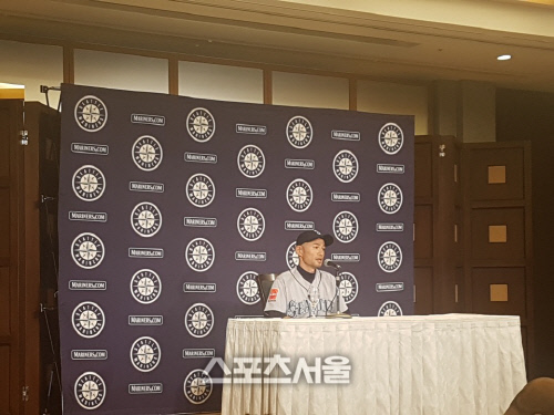 [IN 도쿄돔=영상] 자정 넘긴 이치로 심야의 기자회견…日 취재진 "아리가또~이치로" 외치다