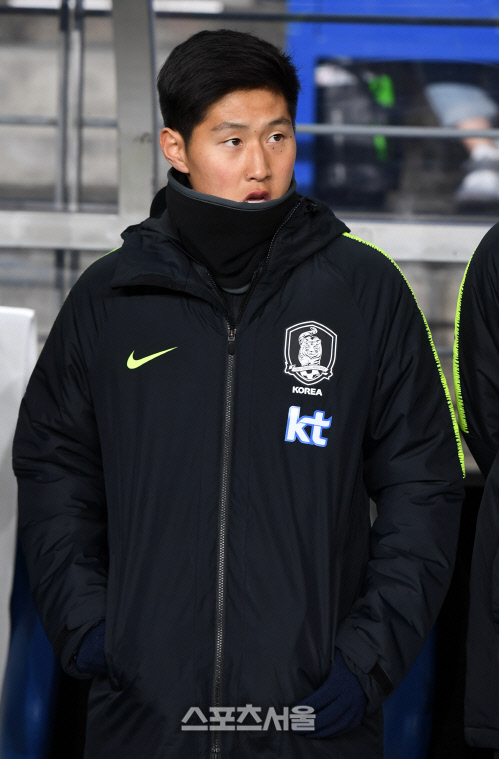 [포토] 그라운드 쳐다보는 이강인