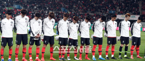 [포토] 천안초 축구부 화재사고 희생자에 대한 묵념