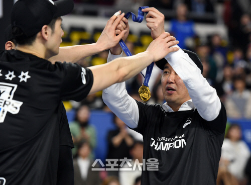 최태웅 감독이 대성통곡한 이유 "이승원 때문에 울컥"