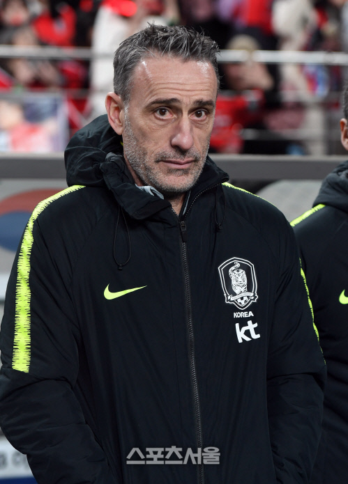 [포토] 벤투 감독 \'오늘도 승리를\'