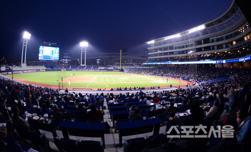 [포토] 창원NC파크 찾은 야구팬 \'야구야, 반갑다\'