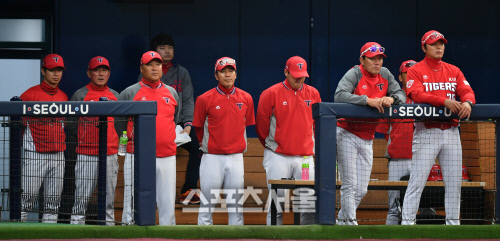 [포토]김기태 감독 \'우린 다 서서 봐!\'