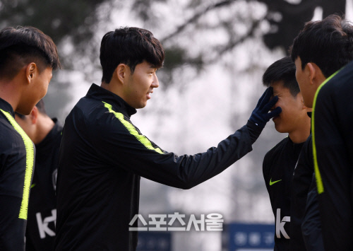 손흥민, 이강민과 장난[포토]