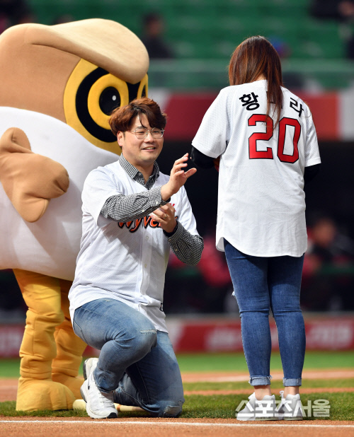 [포토]시구시타 마친 황미라-이명수 커플, 프로포즈는 덤!