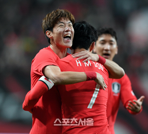 [포토] 손흥민, 황의조와 환호