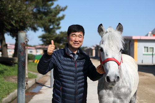 [경마단신]말 관리사 출신 경마 사령탑, 렛츠런파크 제주 강태종 조교사 外
