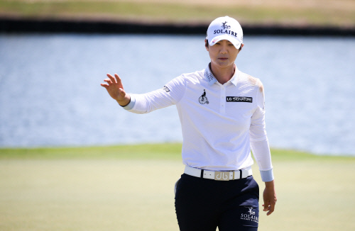 박성현 18번홀 우승 확정후 인사하고 있다 (1)