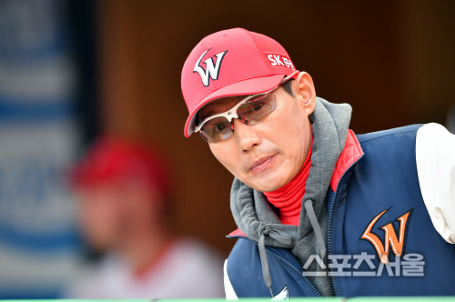 2연승 SK 염경엽 감독 \'개막 2연승 팀끼리 한판승부네\'[포토]
