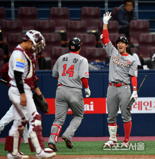[포토]동생 최항 축하받는 최정