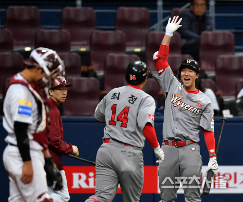 [포토]동생 최항 축하받는 최정