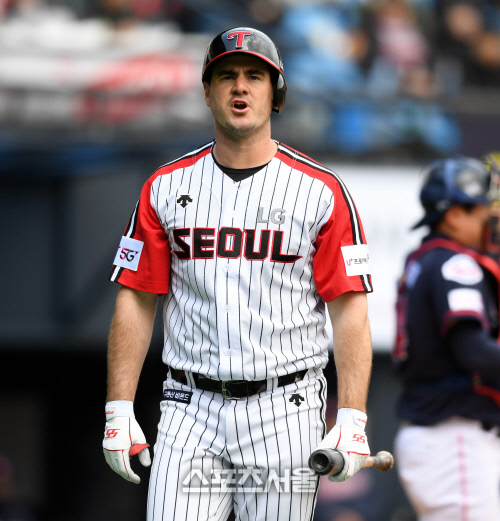 LG 조셉, 롯데전 6회 수비 앞두고 교체 "오른쪽 골반 불편함 호소"