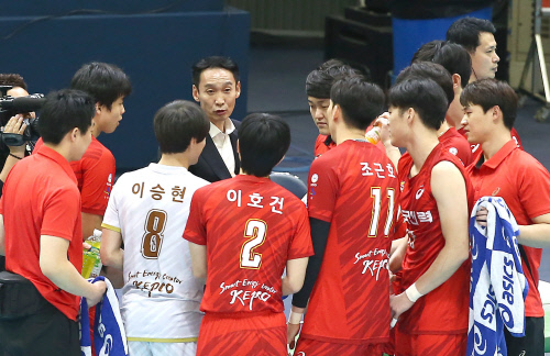 한국전력 김철수 감독, 성적부진 책임지고 사의 표명