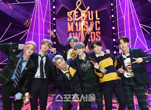 [포토] 방탄소년단(BTS), 대상 수상의 기념샷~!