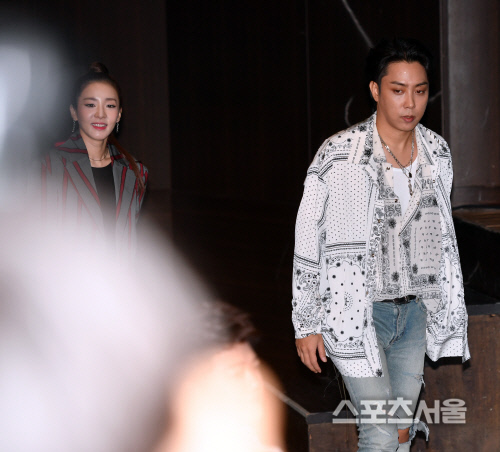 'STAGE K' 입장하는 은지원, 산다라박[포토]