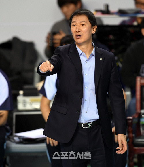 [포토] 이정철 감독 \'침착하게\'