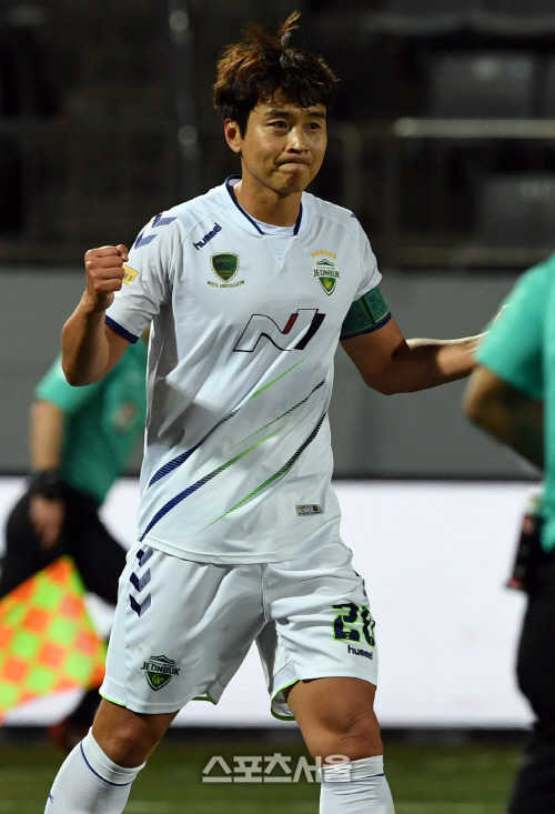 전북현대 이동국, 패널티킥 성공  [포토]
