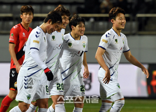 전북현대 이동국, 골의 기쁨을 함께  [포토]