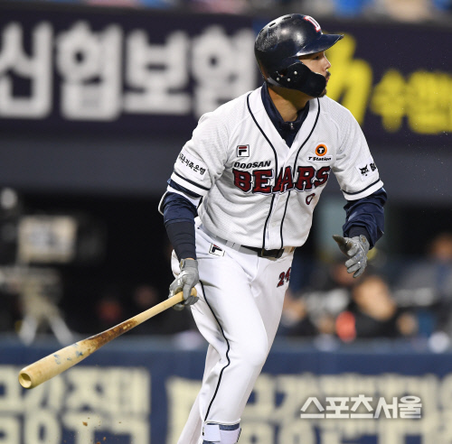 [포토] 두산 오재원, 8-0 만드는 솔로 홈런포!