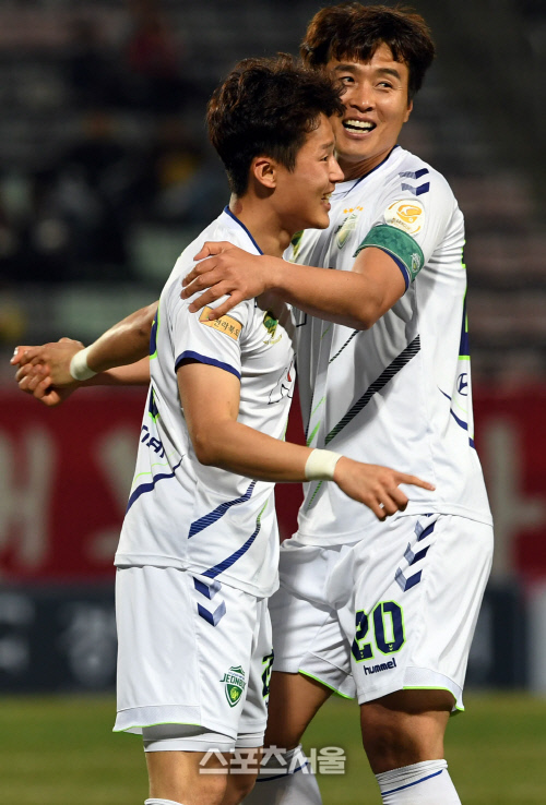 전북현대 손준호, 이동국 축하 받으며  [포토]