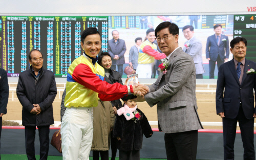 [경마단신]문세영 기수 1500승 기념행사 개최 外