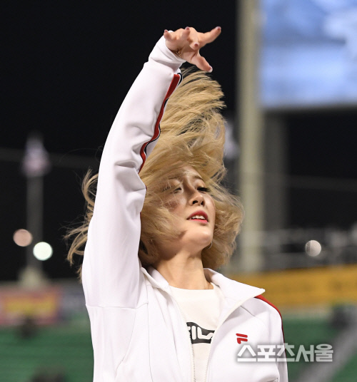 [포토] '열애설' 서현숙 치어리더, 꽃샘추위는 가라~