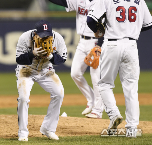 [포토] 두산 오재원, 웃음이 터지는...승리?