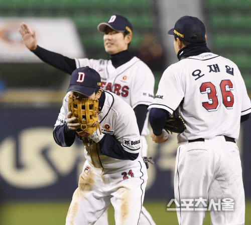 [포토] 오재원의 터지는 웃음, 이렇게 이길 줄이야~