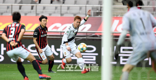 [포토] 쿠니모토 \'절묘한 센터링\'