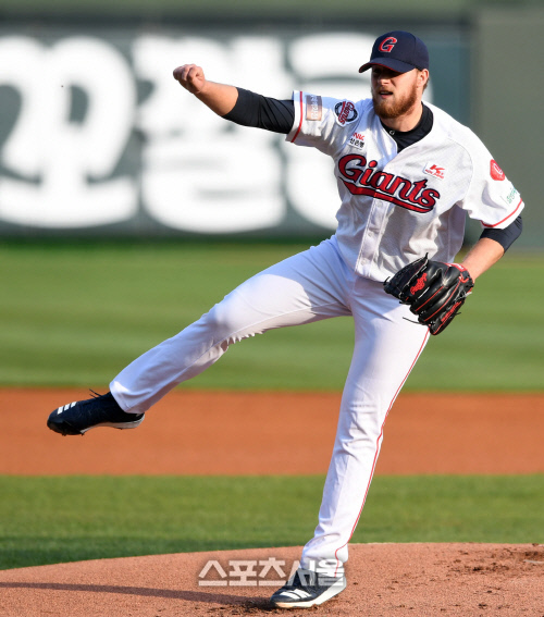 톰슨, 모자로 얼굴 깊숙하게[포토]