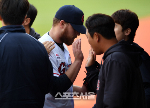 톰슨, 눌러쓴 모자에 드러나지 않는 표정[포토]