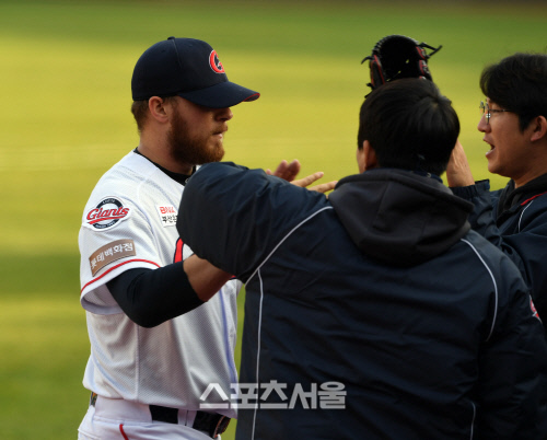 눌러쓴 모자 톰슨, 드러나지 않는 표정 [포토]