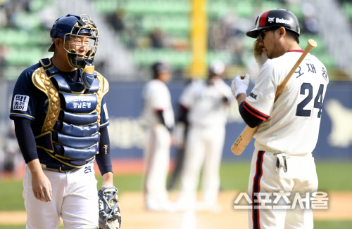 [포토] NC 양의지, 오재원 보며...빙긋~